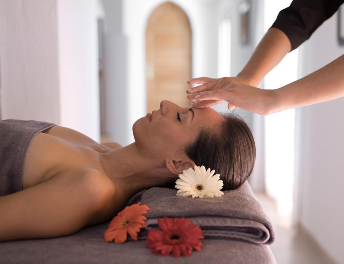 레 자르딘 드 라 메디나 호텔 마라케시 외부 사진 A woman receiving a facial massage