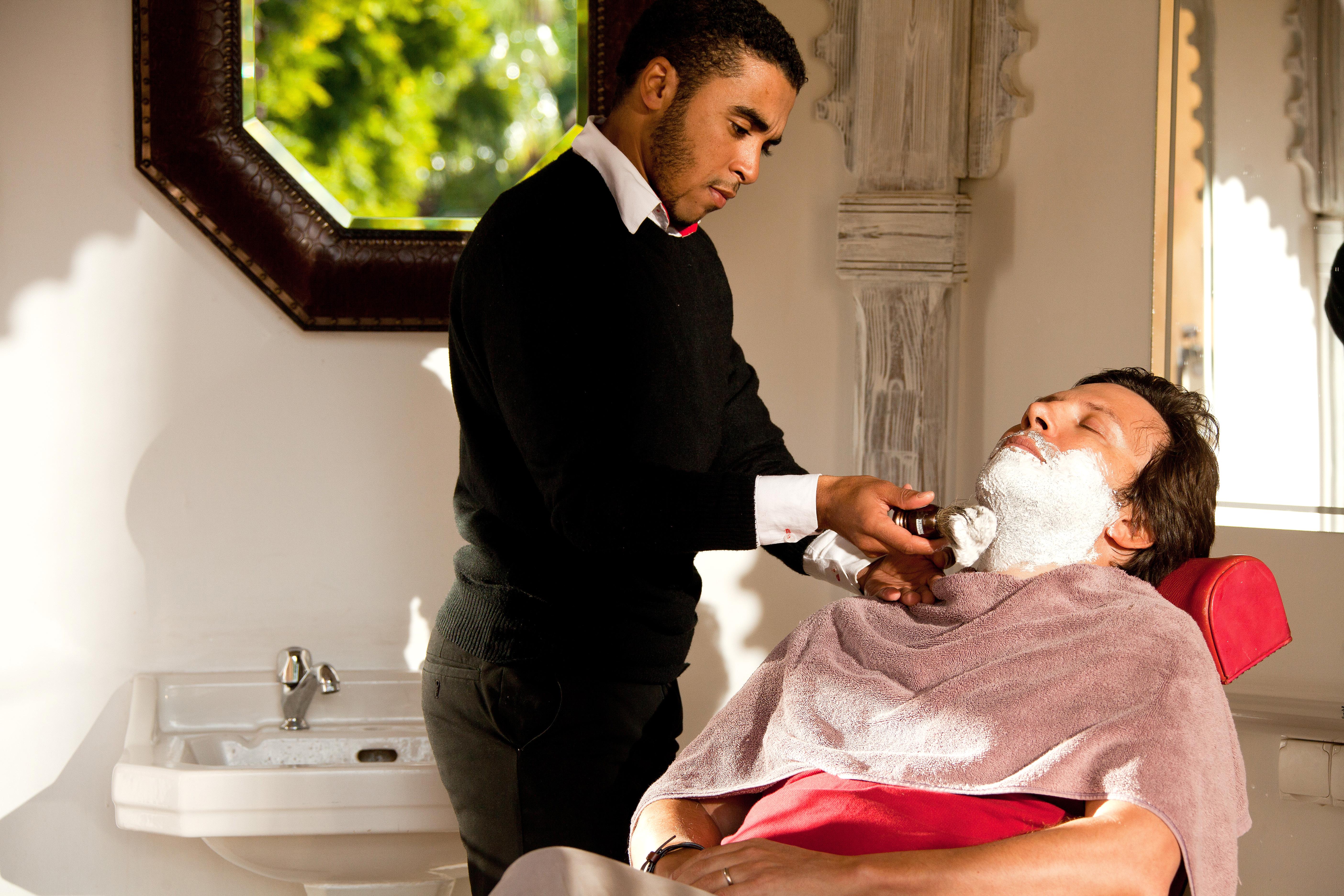 레 자르딘 드 라 메디나 호텔 마라케시 외부 사진 A barber shaving a man